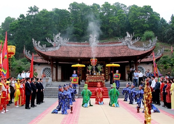 Lễ hội đền Mẫu  u Cơ thu hút đông đảo du khách tham gia
