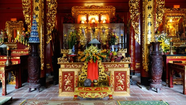 Bên trong đền Ông Hoàng Mười vẫn giữ được nét đẹp cổ kính, tâm linh