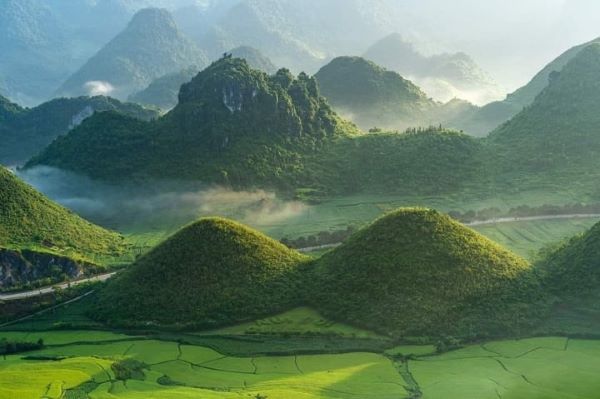 Núi đôi cô Tiên là một trong những địa điểm du lịch nổi tiếng tại nơi đây