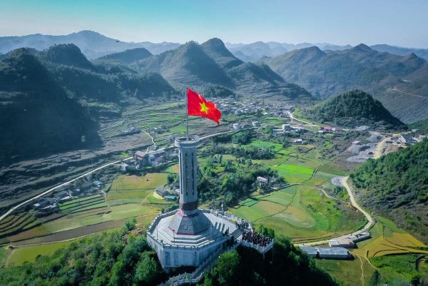 Các địa điểm du lịch Hà Giang mà bạn nhất định phải đến đầu tiên là cột cờ Lũng Cú