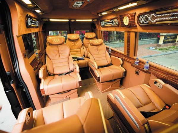 Liên hệ Green ways  travel để báo giá giá thuê xe Limousine 16 chỗ