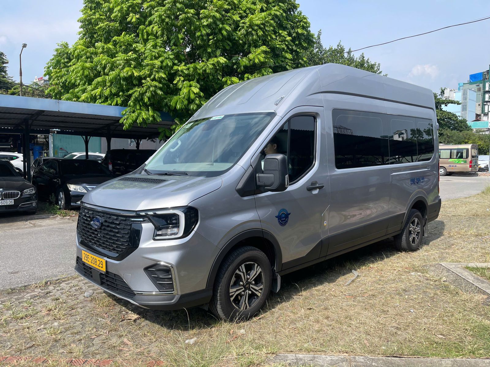 Tìm hiểu về dịch vụ cho thuê xe 16 chỗ tại Hà Nội