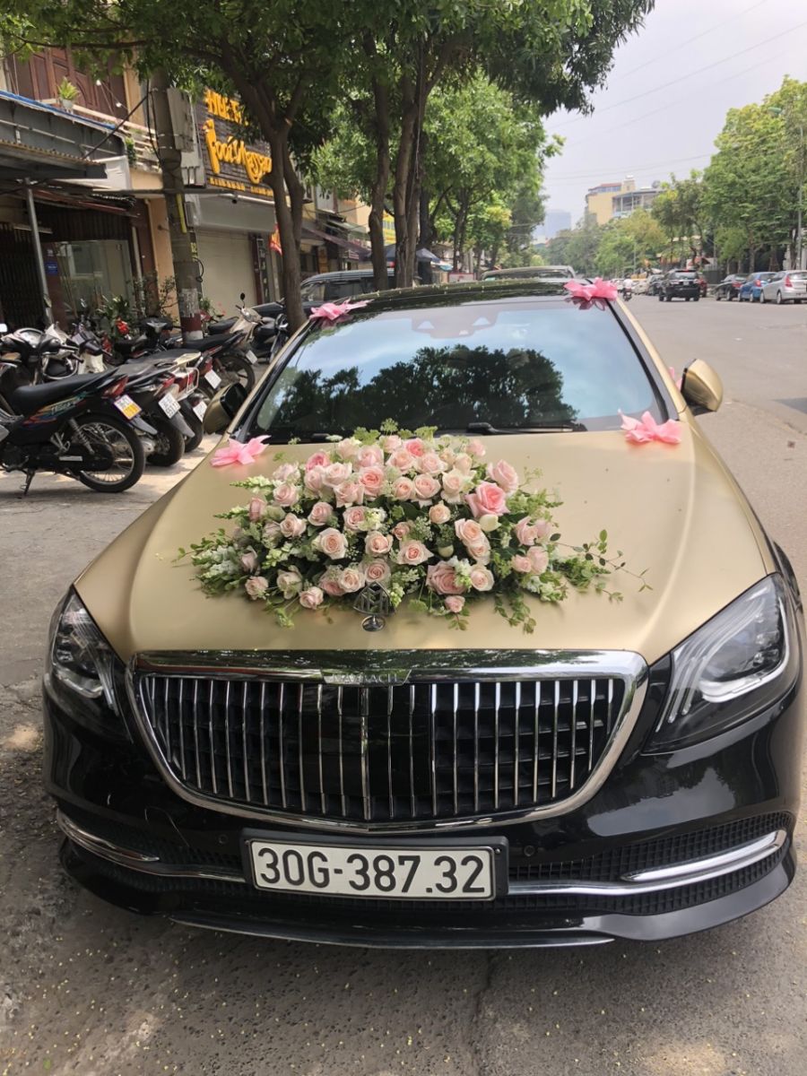 xe cưới trang trí hoa hồng sang trọng