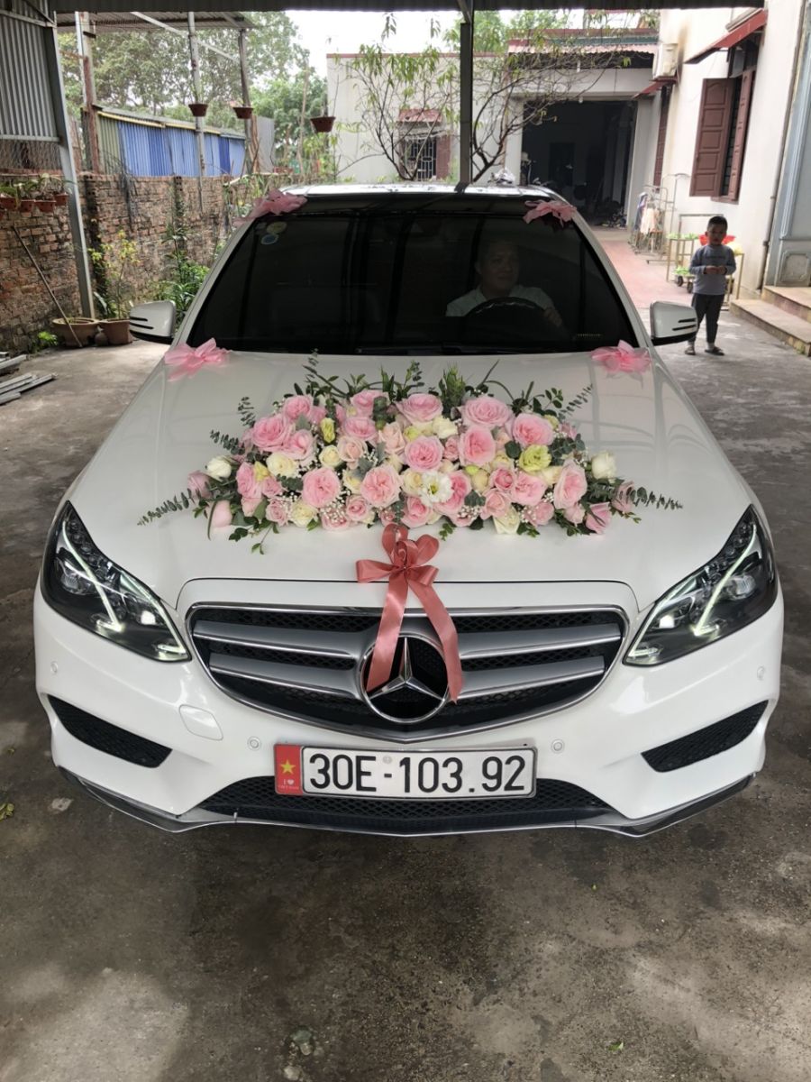 Trang trí xe cưới với hoa hồng sang trọng
