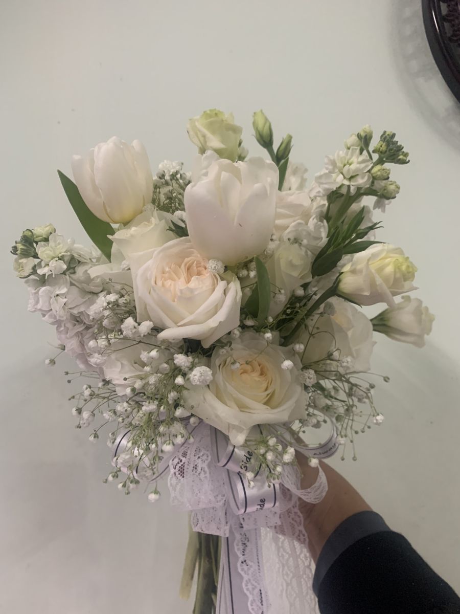 Hoa hồng trắng kết hợp hoa tulip